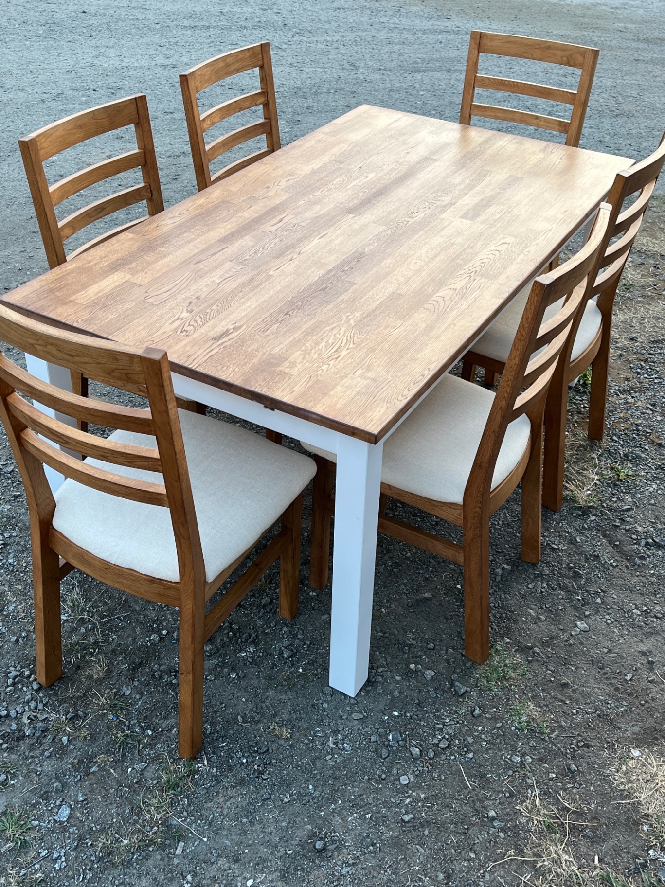 Matgrupp ek & vit – 6 stolar med beige tygsits