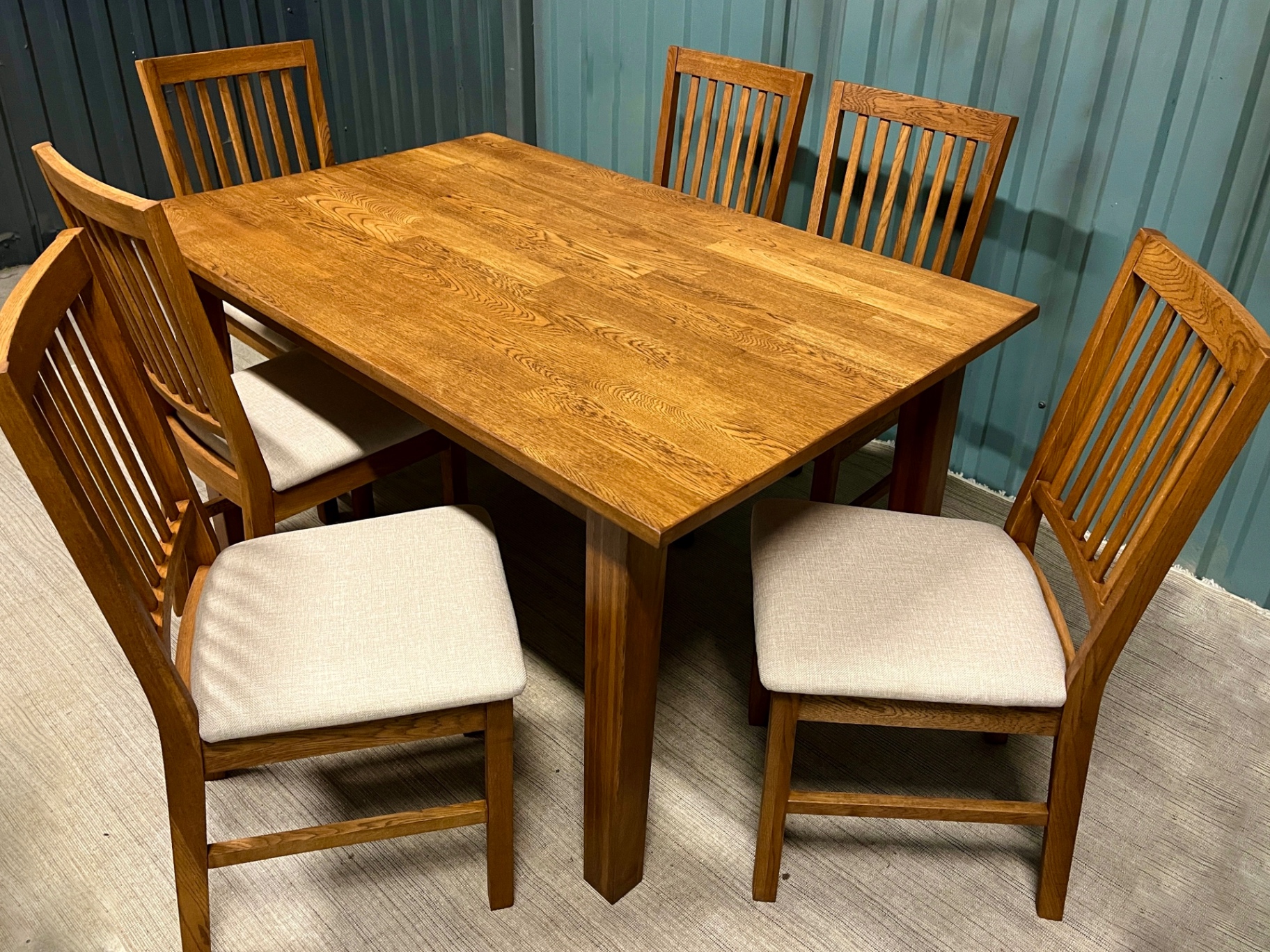 Matgrupp ek – 6 stolar med ljus beige tygsits