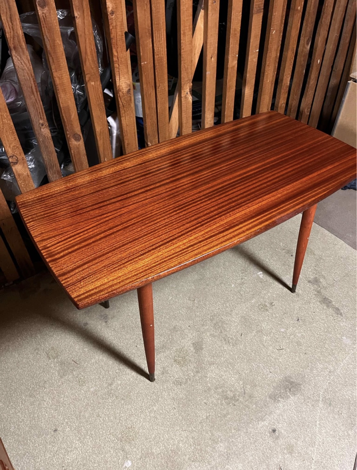 Soffbord i mahogny med koniska ben