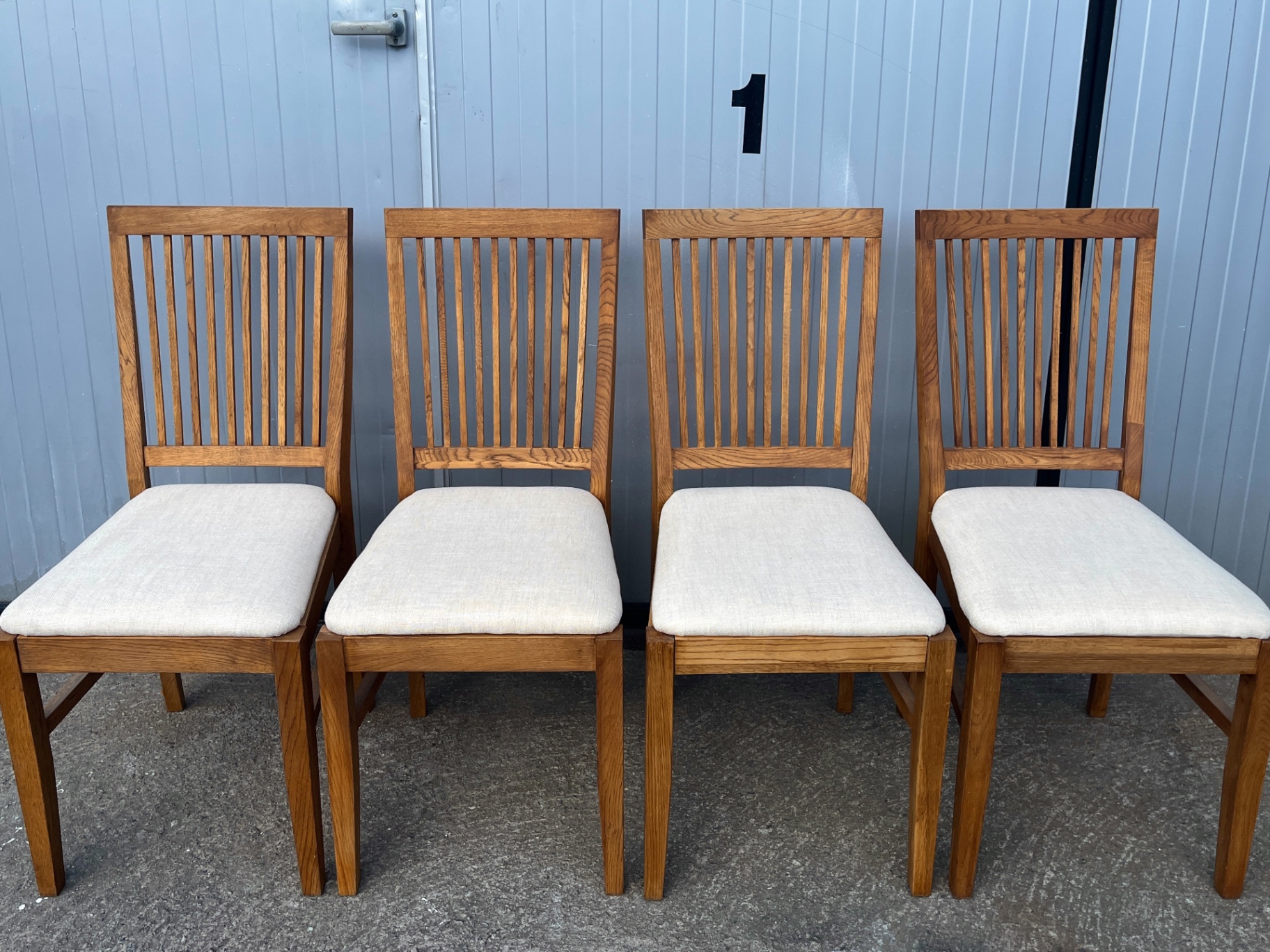 4 stolar i ek med beige tygsits – hög spjälrygg