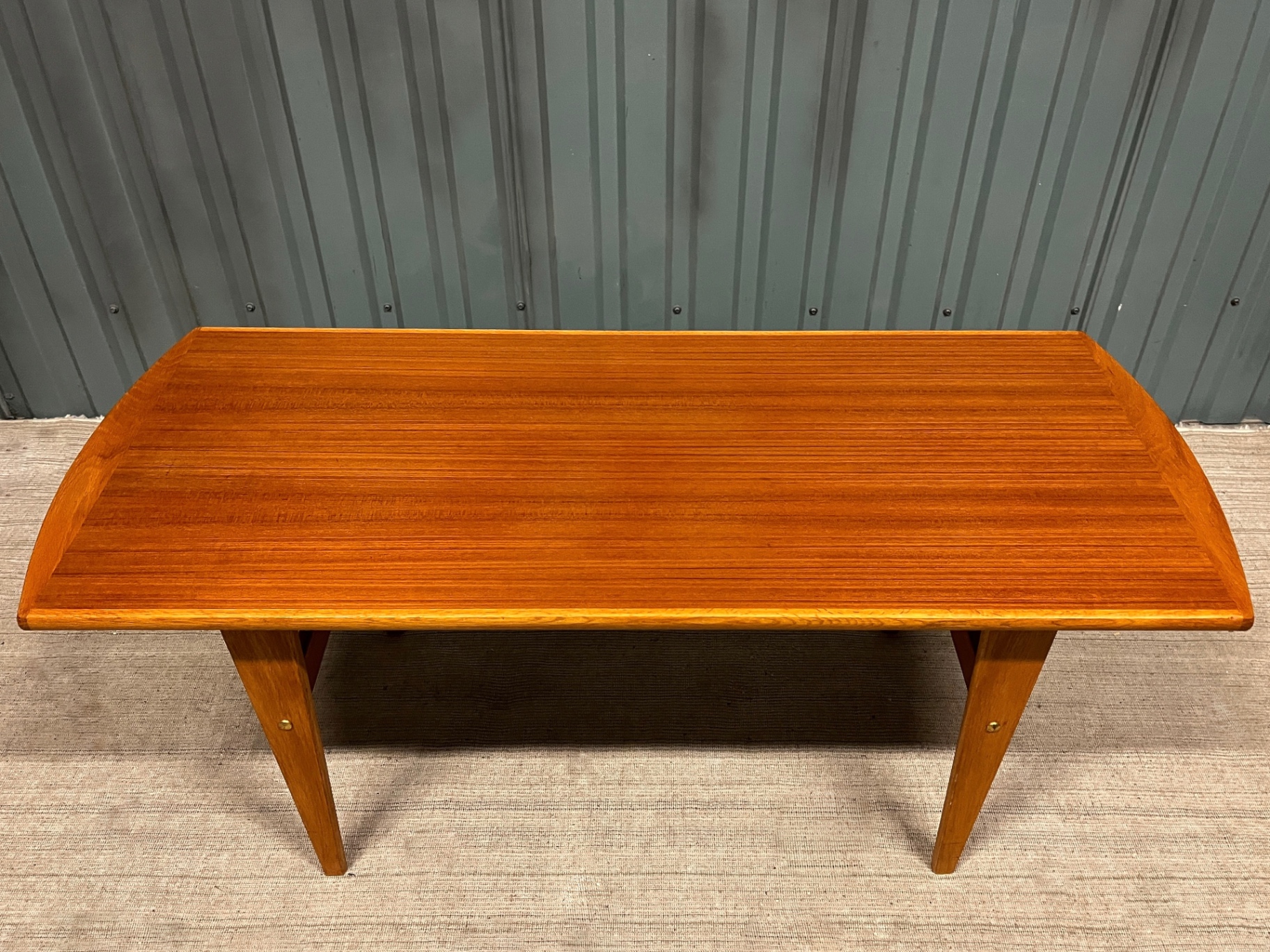 Soffbord i teak med mässingsdetaljer – 1970-tal