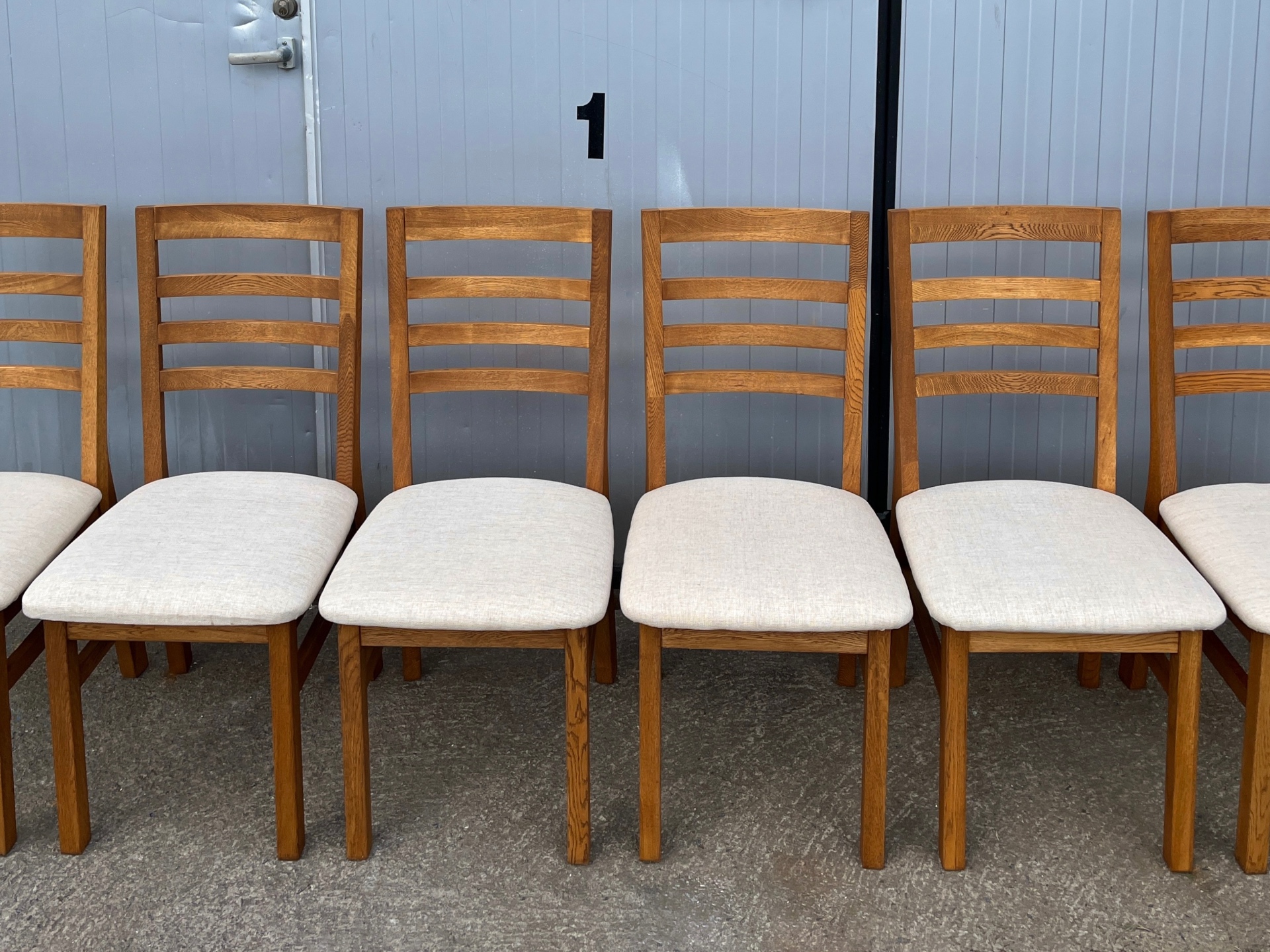 6 stolar i ek med beige tygsits – stegrygg
