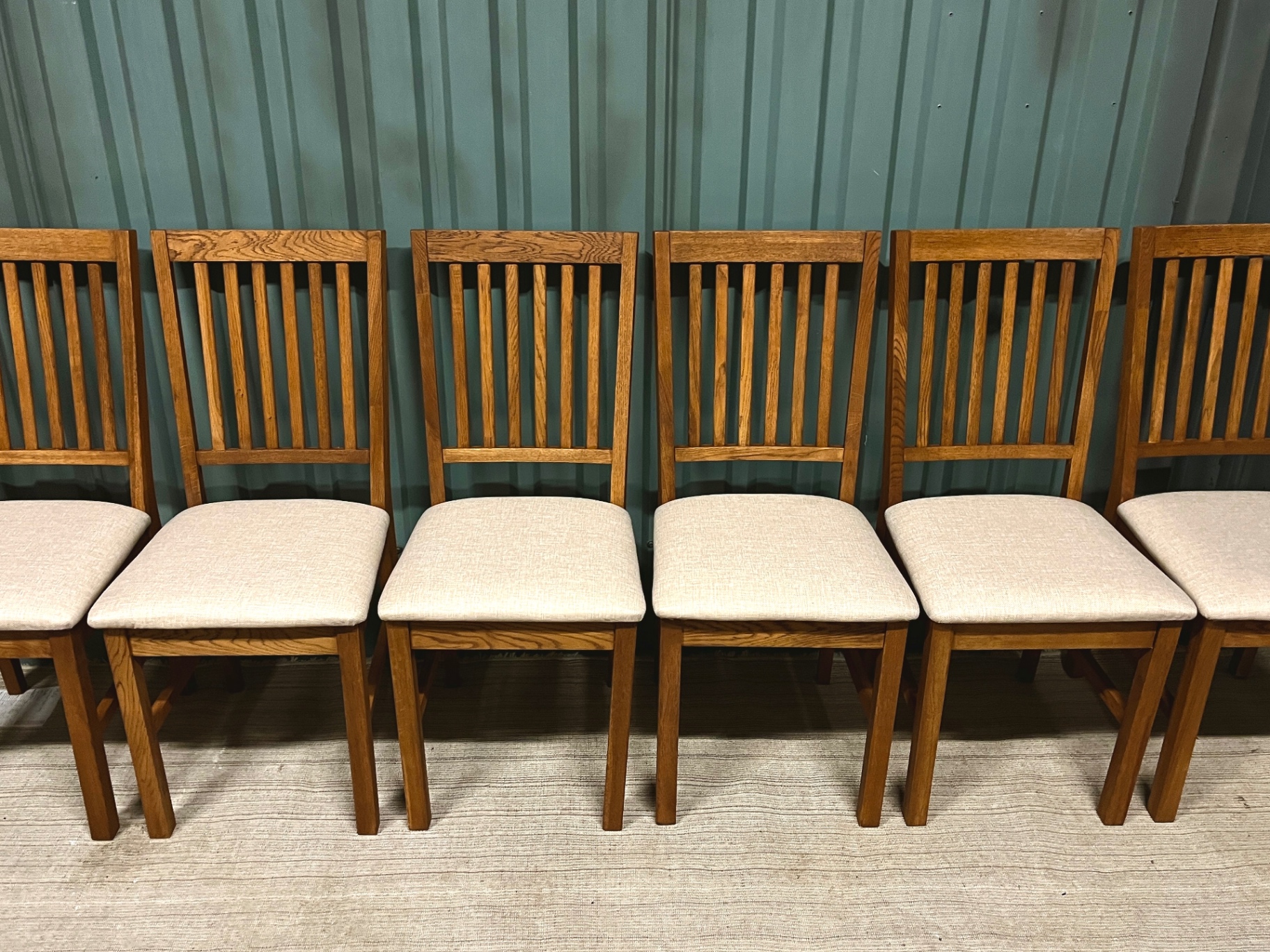 6 stolar i oljad ek med beige tygsits