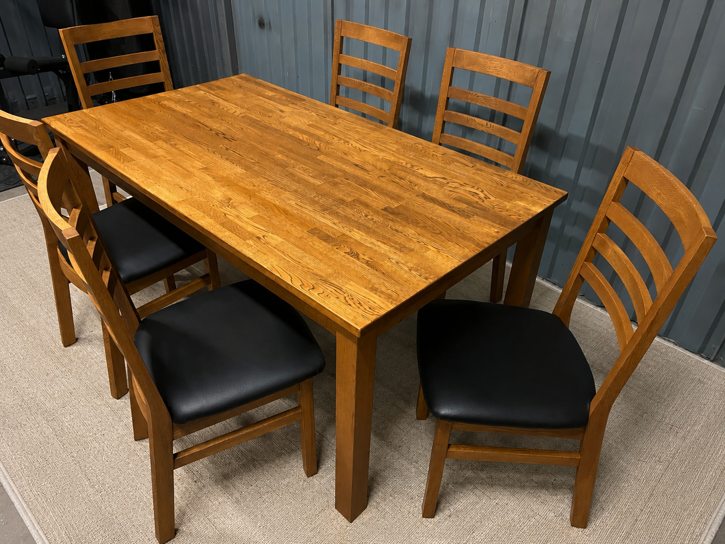 Matgrupp i ek – bord och 6 stolar med svart sits