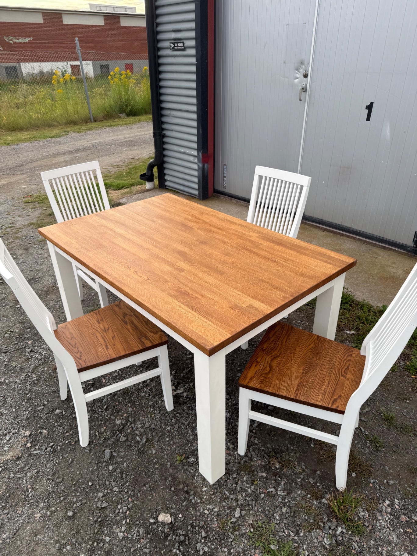 Matgrupp vit med mörk ekskiva – 4 vita stolar