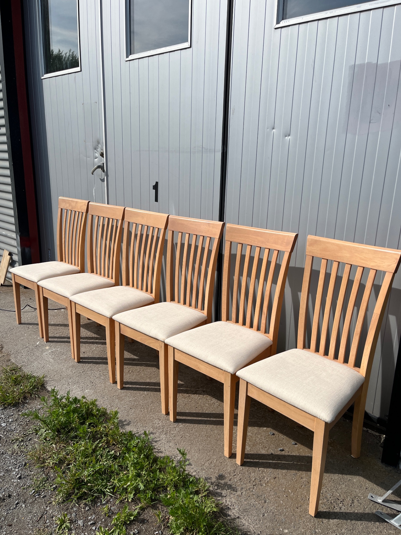6 stolar i ljus ek med ljus beige tygsits